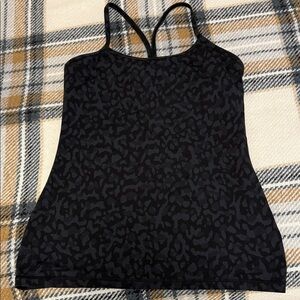 Lululemon women’s 8 top